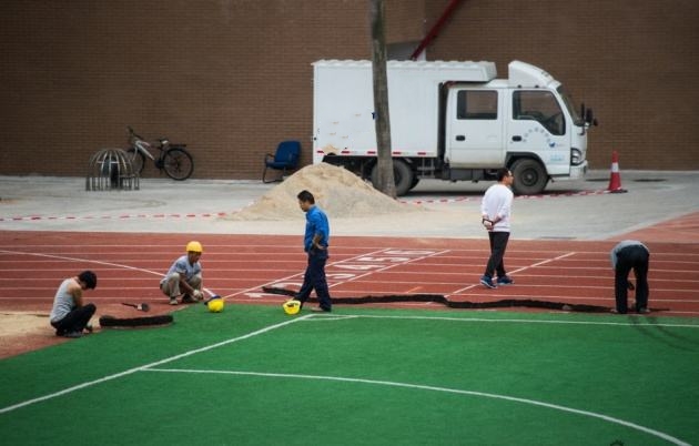 琵琶镇中小学体育场混合型塑胶跑道完工视频